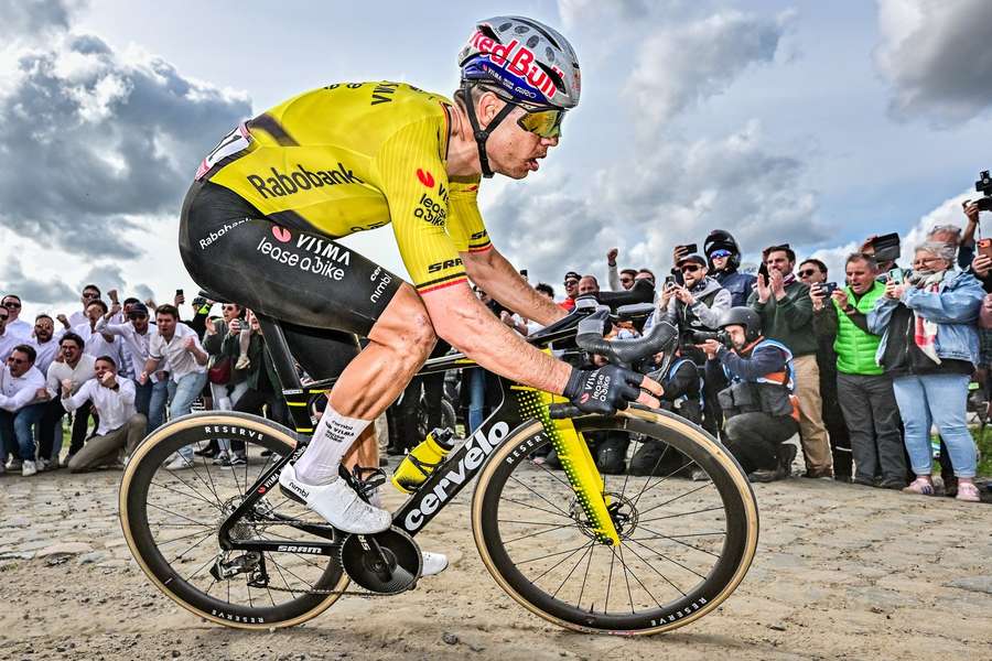Wout van Aert gewinnt in Paris-Roubaix.