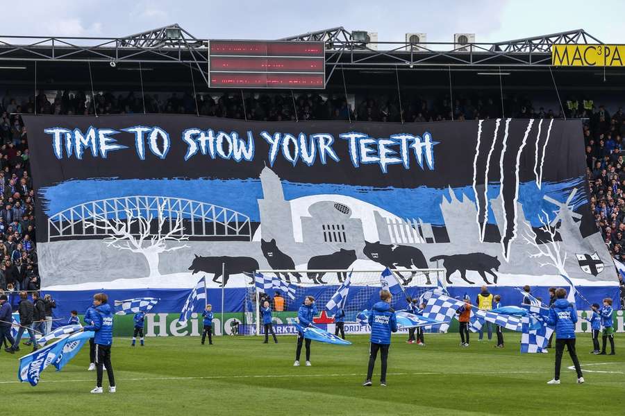 Een Zwolle-tifo tijdens de derby van vorig jaar