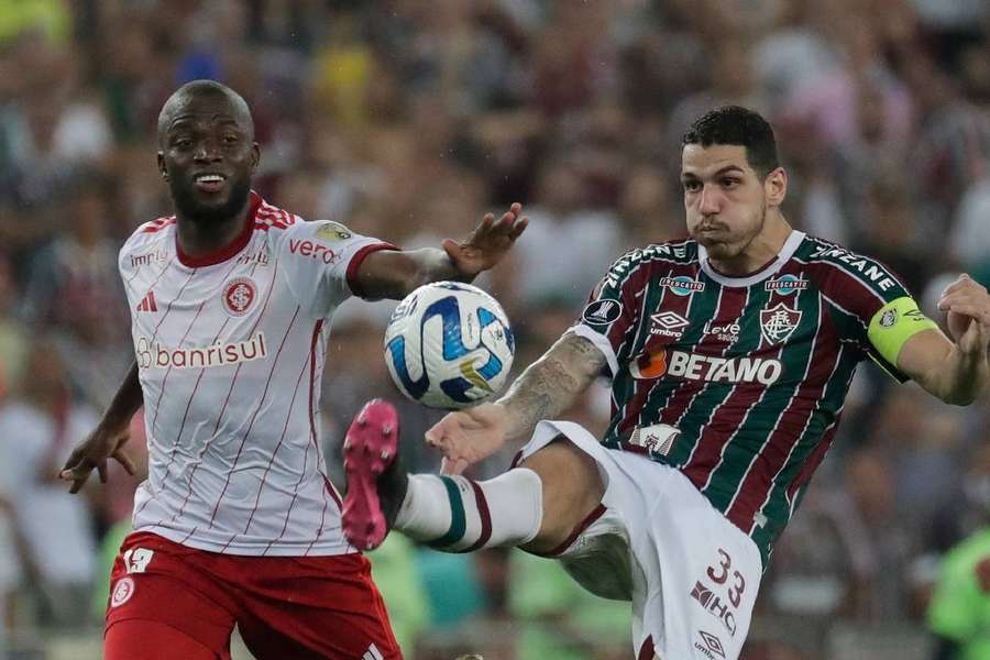 Valencia em disputa de bola com Nino, defesa do Fluminense