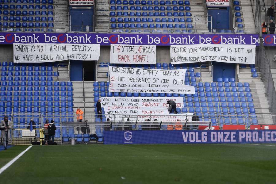 Faixas contra Textor no estádio do Molenbeek