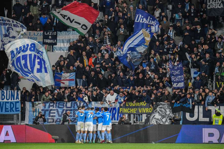 Feest na de 0-3 bij spelers en de uitsupporters