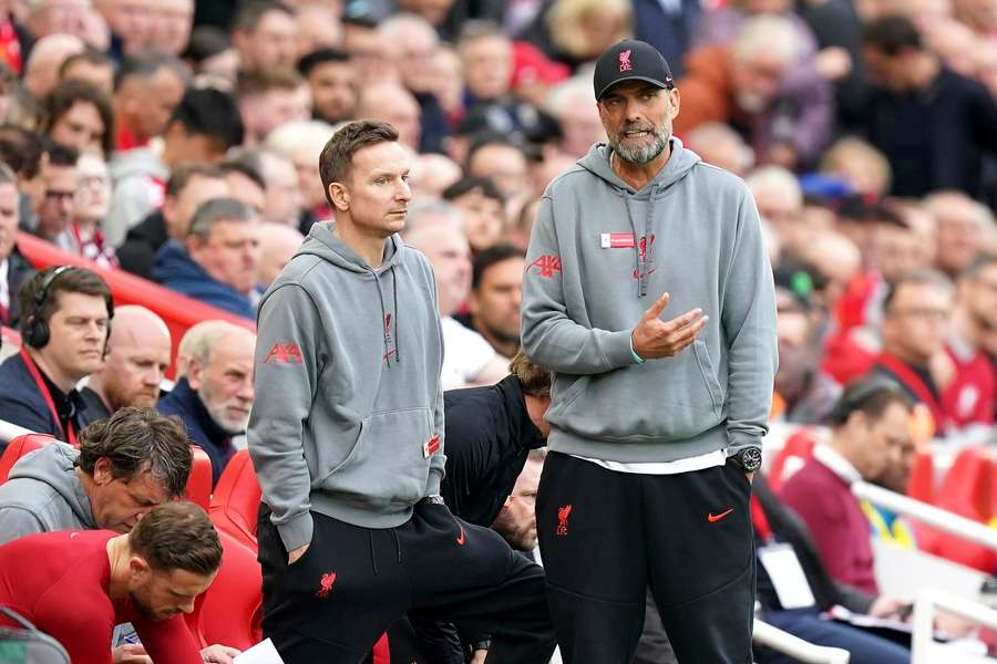 Lijnders dříve působil v Liverpoolu po boku Jürgena Kloppa.