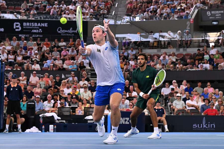 Francisco Cabral em ação com Lucas Miedler