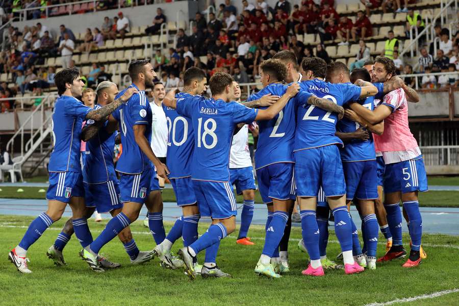 Gli azzurri festeggiando il gol del momentaneo 0-1 contro la Macedonia del Nord