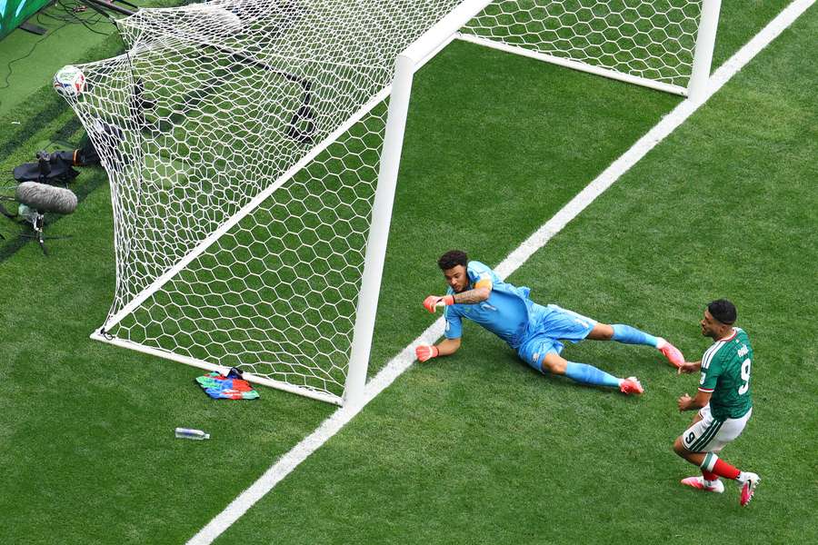 La rete del 2-0 di Jimenez La rete del 2-0 di Jimenez