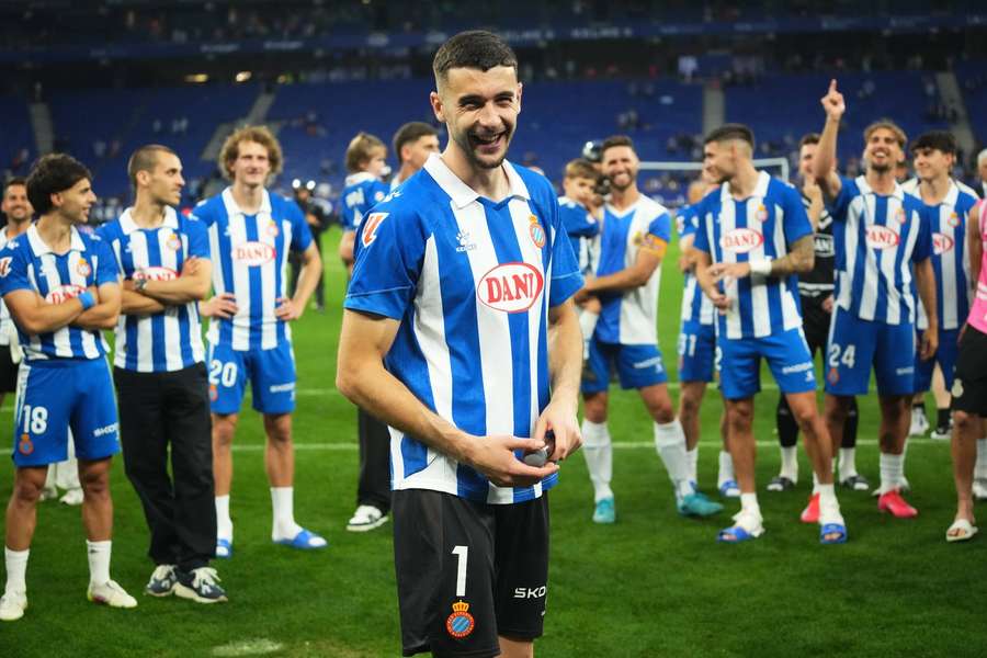 Barcelona rush to beat Premier League sides to Joan Garcia deal
