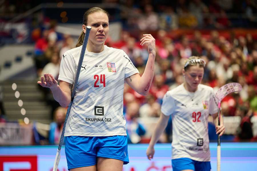 Denisa Ratajová s krvavou ránou. Denisa Ratajová s krvavou ránou.