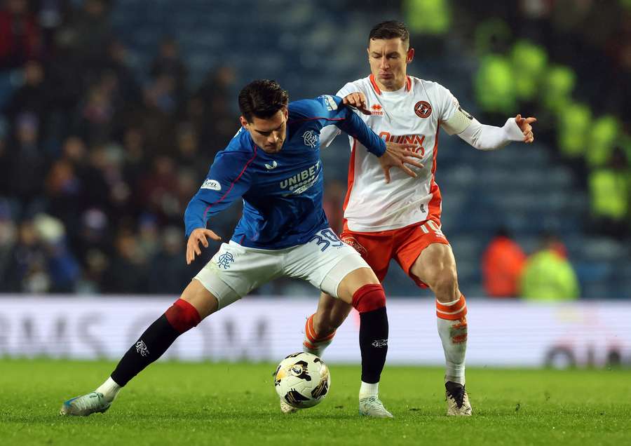 David Babunski, ante Marek Hamsik en un Macedonia del Norte-Eslovaquia