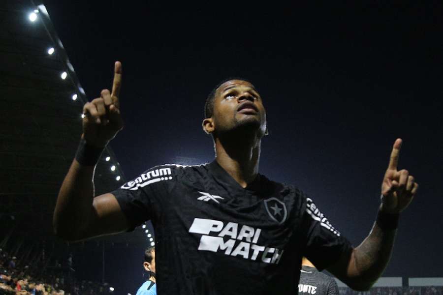 Júnior Santos foi mais uma vez o herói do Botafogo, marcando o gol que abriu o placar no Nabi Abi Chedid