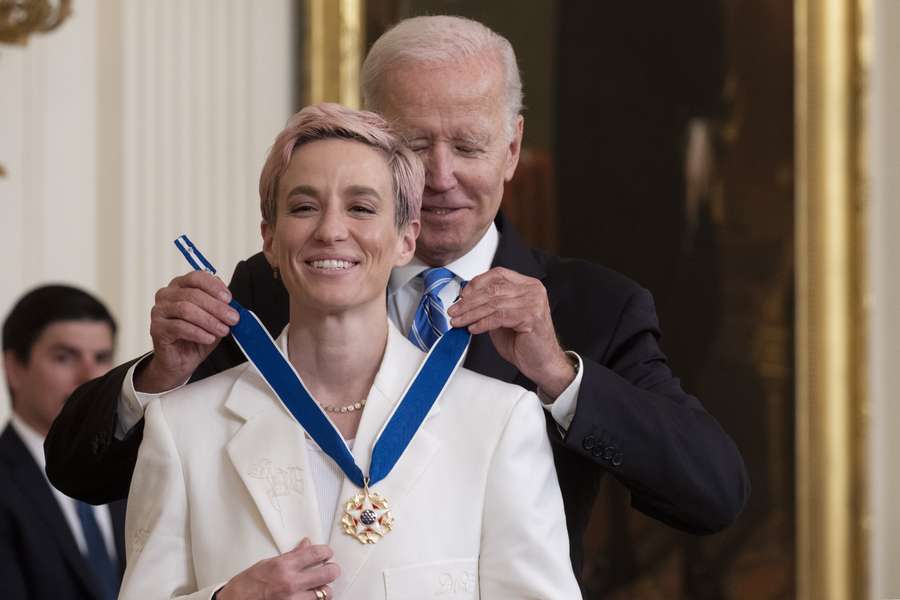 Rapinoe kreeg juli 2022 een onderscheiding van de Amerikaanse president Biden