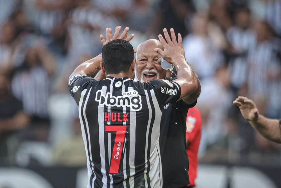 Hulk comemora com Belmiro, massagista do Galo há 55 anos, que se despediu do clube