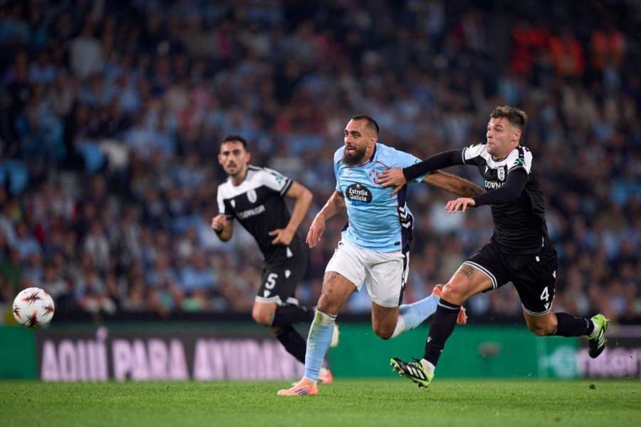 Borja Iglesias, jugador del Celta de Vigo, pugna por el balón con Alessandro Vogliacco, del PAOK.