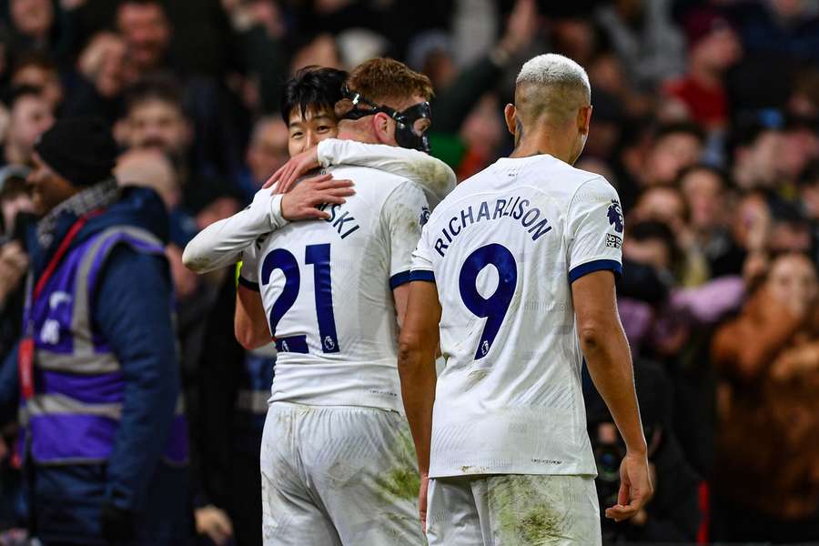 Com menos um, Tottenham segura vitória no terreno do Nottingham Forest