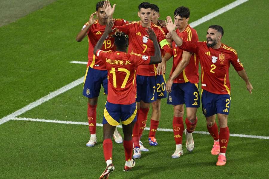 Jogadores da Espanha gol contra de Calafiori após rebatida de Donnarumma