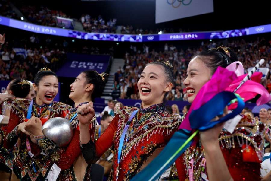 Team China celebrate winning gold