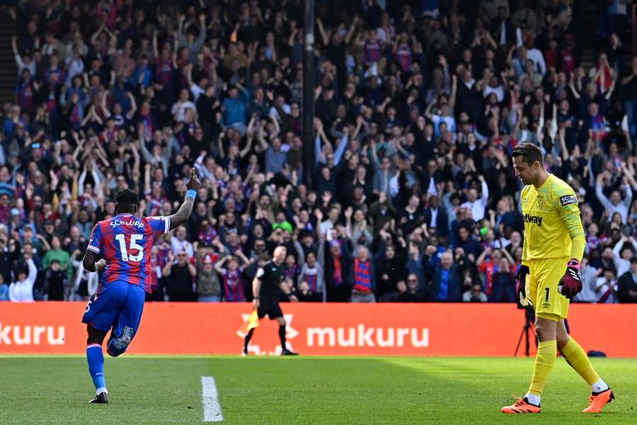 West Ham United's Polish goalkeeper Lukasz Fabianski (R) reacts as Crystal Palace's German midfielder Jeffrey Schlupp (L) celebrates after scoring their third goal