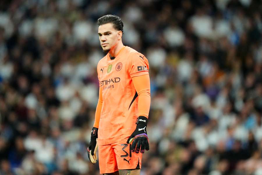 Ederson durante jogo do Manchester City