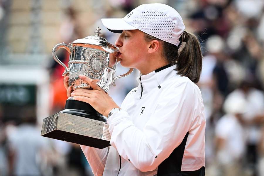 Iga Swiatek zelebriert ihren Titel in Roland Garros 