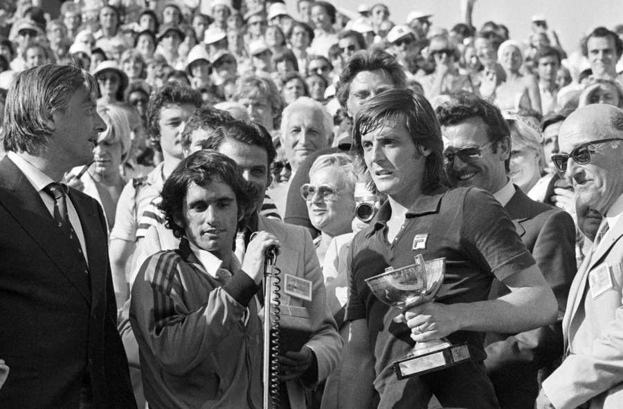 Adriano Panatta con la coppa del Roland Garros vinta nel 1976 Adriano Panatta con la coppa del Roland Garros vinta nel 1976