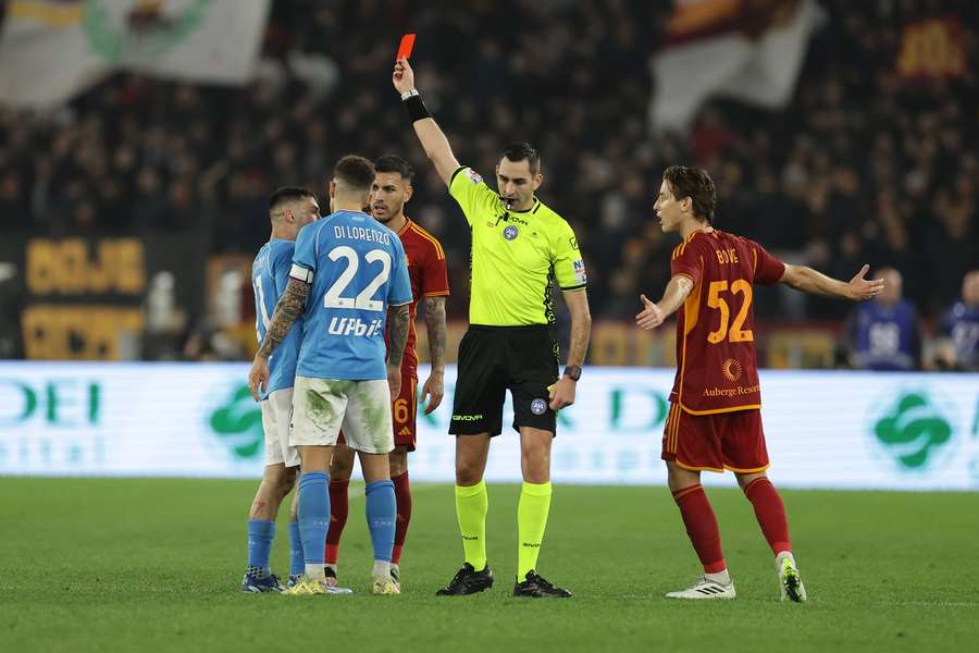 Ny skuffelse for Napoli: Taber til Mourinho's Roma og får to mand smidt ud