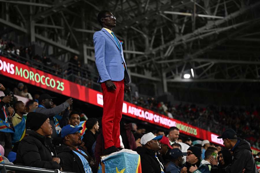 Aficionado de la RD Congo observa el partido como una estatua