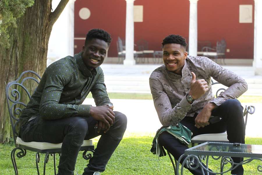 Alex Antetokounmpo po boku svého slavného bratra Giannise.