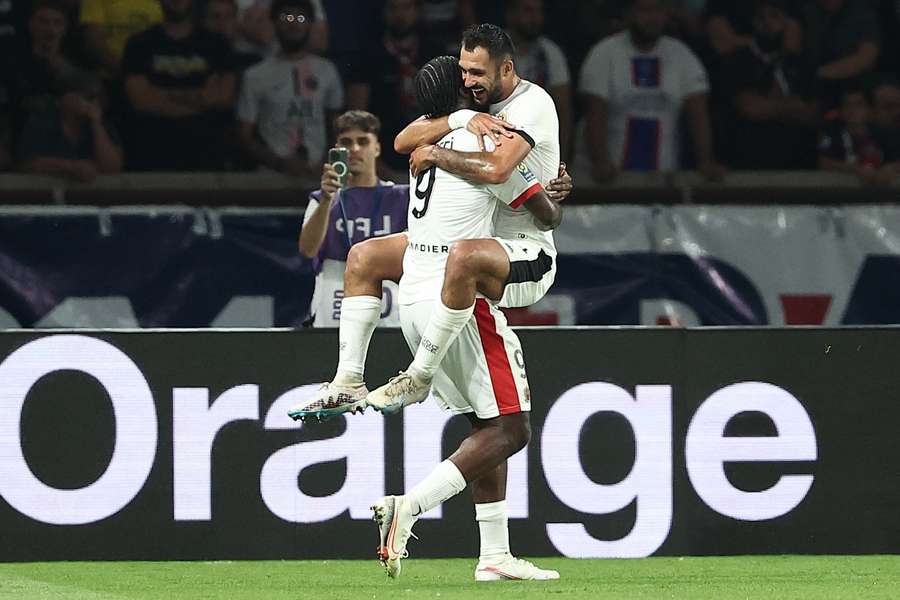 Nice sender chokbølger gennem Paris med sensationel 3-2 sejr på Parc des Princes