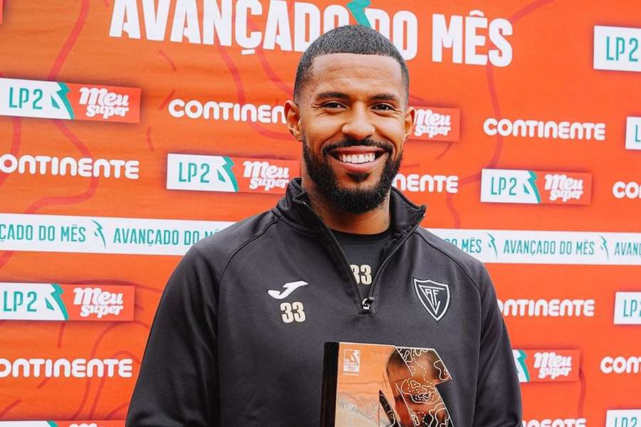 André Clóvis (Académico Viseu) recebeu prémio de avançado do mês André Clóvis (Académico Viseu) recebeu prémio de avançado do mês