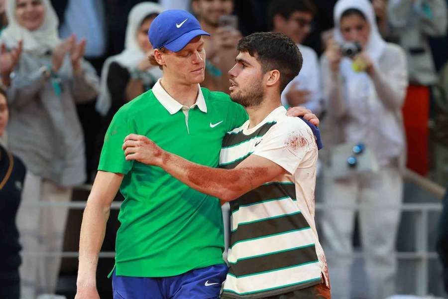 Carlos Alcaraz a Jannik Sinner během finálového utkání na French Open.