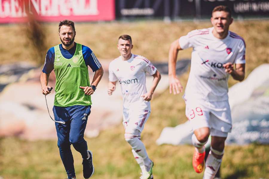 Managerul echipei Rakow Czestochowa a arbitrat neașteptat un meci amical
