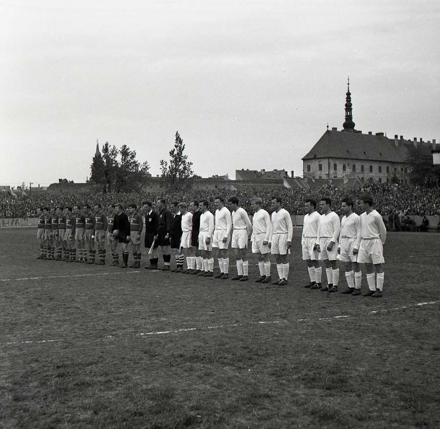 Súboj rivalov v roku 1955.
