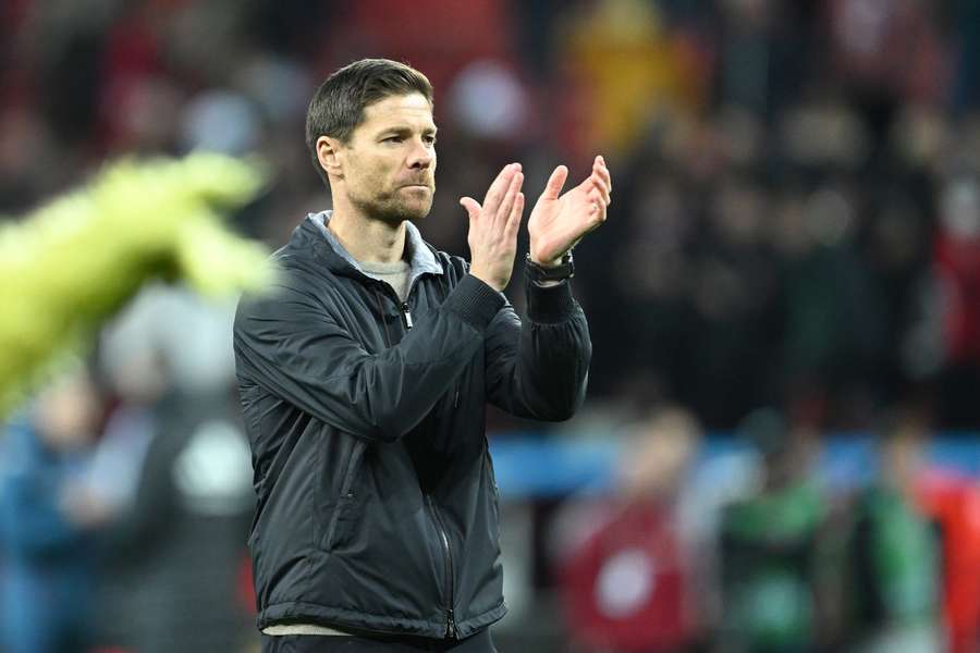 Xabi Alonso e o Bayer 04 estão de vitória em vitória.