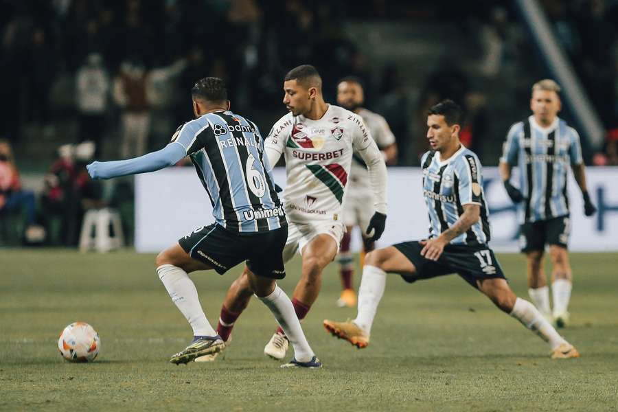 O duelo entre tricolores foi equilibrado