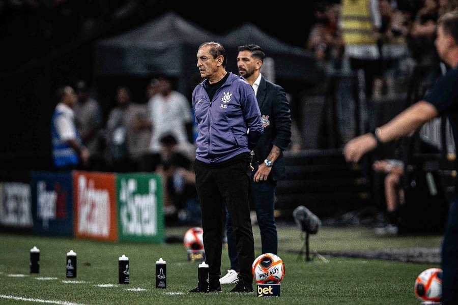 Emiliano Martínez atrás do pai, Ramón Díaz: os dois técnicos do Timão
