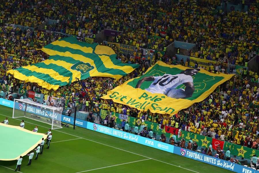 Braziliaanse fans betuigen hun steun aan Pelé in de wedstrijd tegen Kameroen