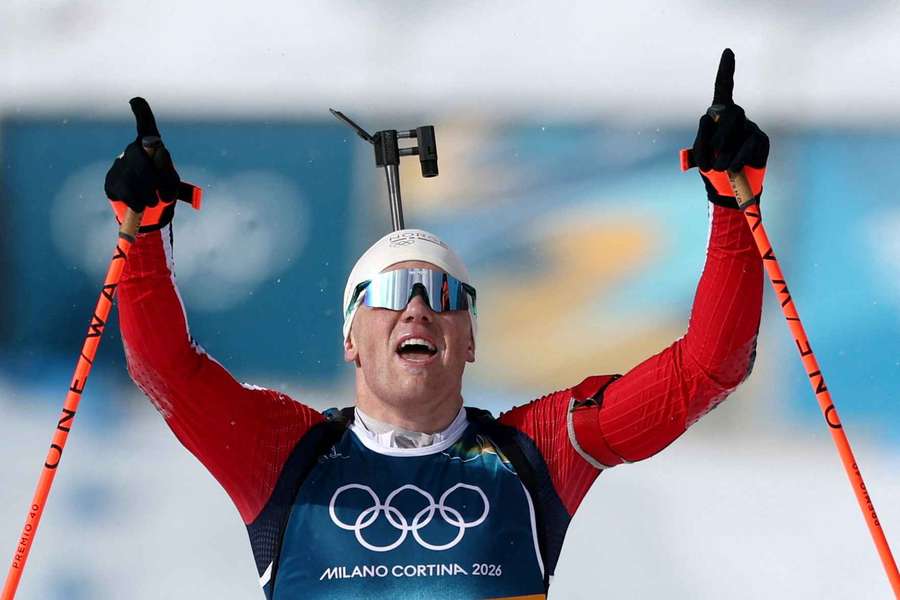 Johannes Dale-Skjevdal della Norvegia taglia il traguardo nella mass start maschile sui 15 km Johannes Dale-Skjevdal della Norvegia taglia il traguardo nella mass start maschile sui 15 km