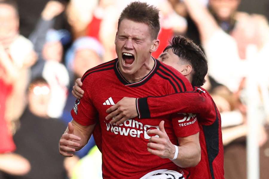 Scott McTominay vibra de alegria depois de marcar o golo da vitória contra o Brentford