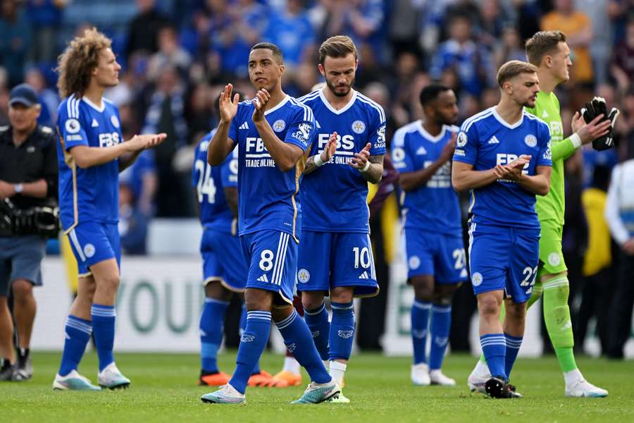 Youri Tielemans e James Maddison guardano sconsolati dopo la retrocessione del Leicester nel 2023