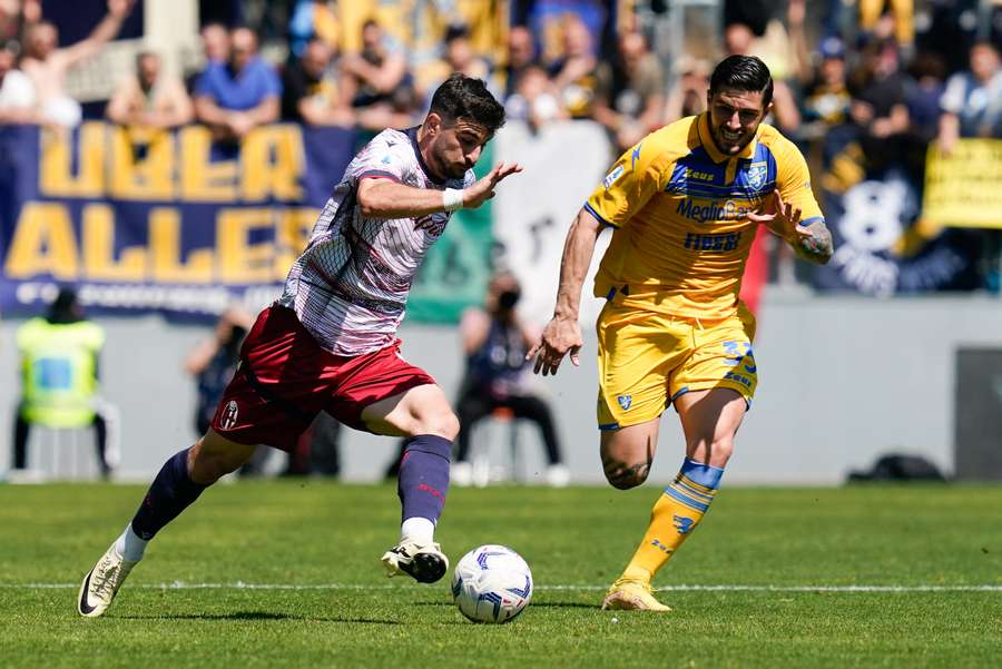 Kevin Bonifazi of Frosinone (R) and Riccardo Orsolini of Bologna (L) compete for the ball