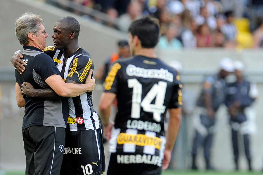 Seedorf recebe o carinho de Oswaldo de Oliveira no adeus ao Botafogo Seedorf recebe o carinho de Oswaldo de Oliveira no adeus ao Botafogo