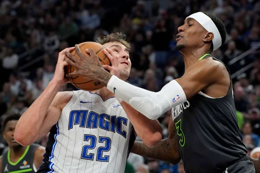 Franz Wagner zieht gegen Jaden McDaniels zum Korb.