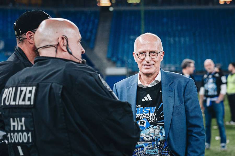Oberbürgermeister Tschentscher (r.) beim 6:1-Erfolg gegen Ulm