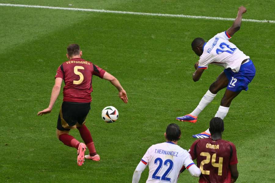 Utkání Francie s Belgií rozhodl vlastní gól Vertonghena (vlevo).