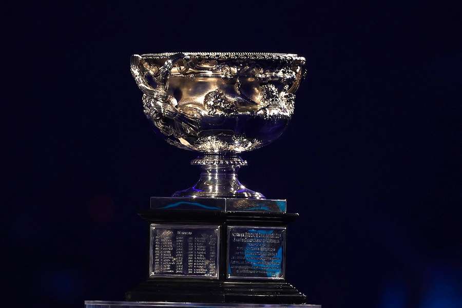 Der Norman Brookes Challenge Cup ist die Trophäe der Männer. Der Norman Brookes Challenge Cup ist die Trophäe der Männer.