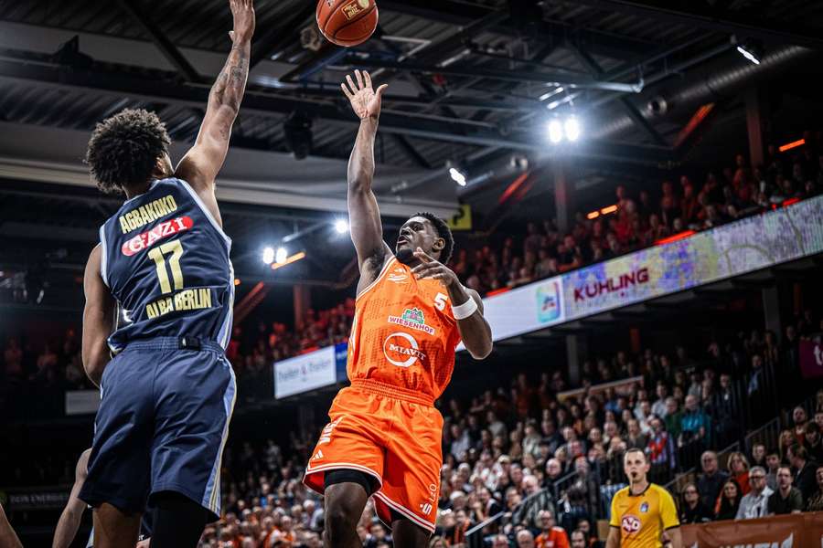 Agbakoko (l.) und Alba Berlin sicherten sich den elften Saisonsieg