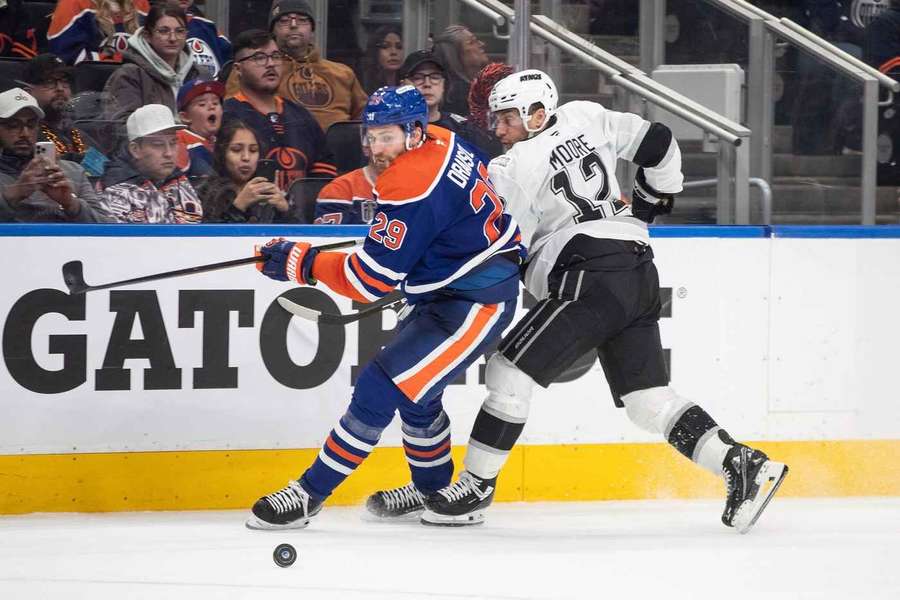 Draisaitl (l.) kämpft mit Trevor Moore um den Puck