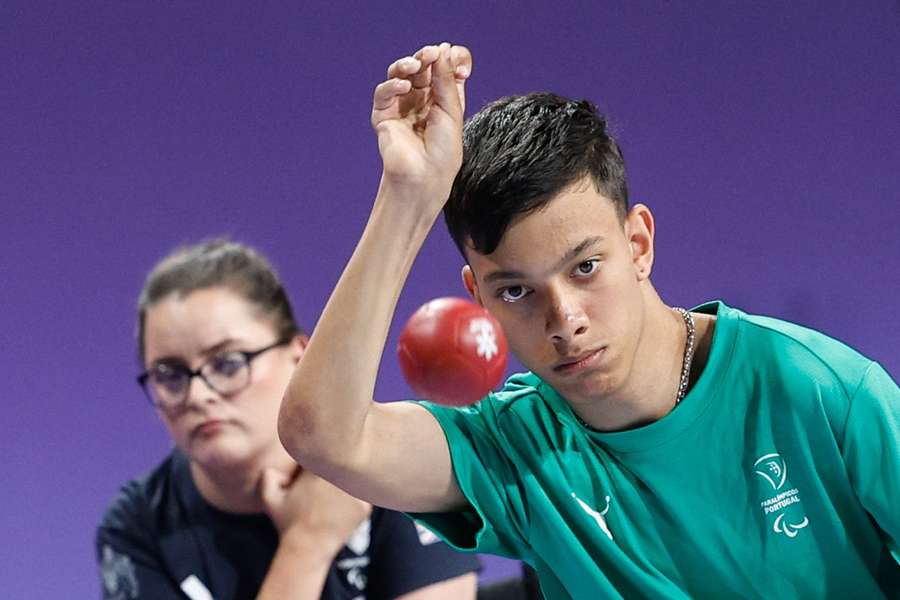 O atleta português David Araújo em ação no jogo da fase de grupos de Boccia BC1/BC2 dos Jogos Paralímpicos Paris-2024