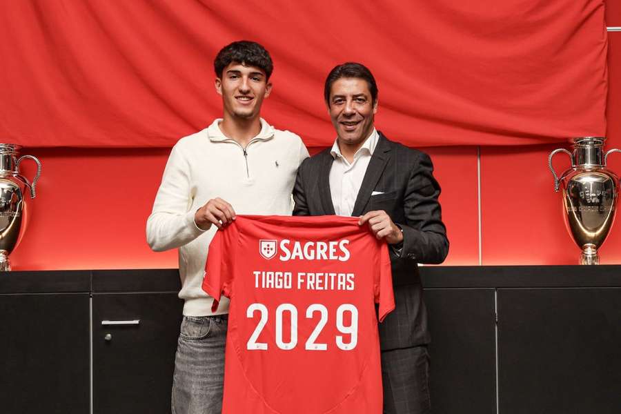 Tiago Freitas com Rui Costa na assinatura da renovação