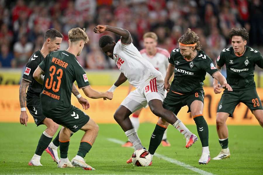 Mitchell Weiser (r., Nr. 8) im Zweikampf mit Kölns Ragnar Ache Mitchell Weiser (r., Nr. 8) im Zweikampf mit Kölns Ragnar Ache