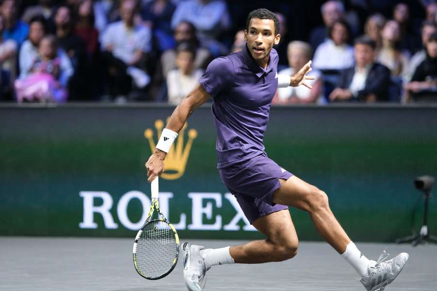 Felix Auger-Aliassime s-a calificat în semifinalele turneului Paris Masters Felix Auger-Aliassime s-a calificat în semifinalele turneului Paris Masters